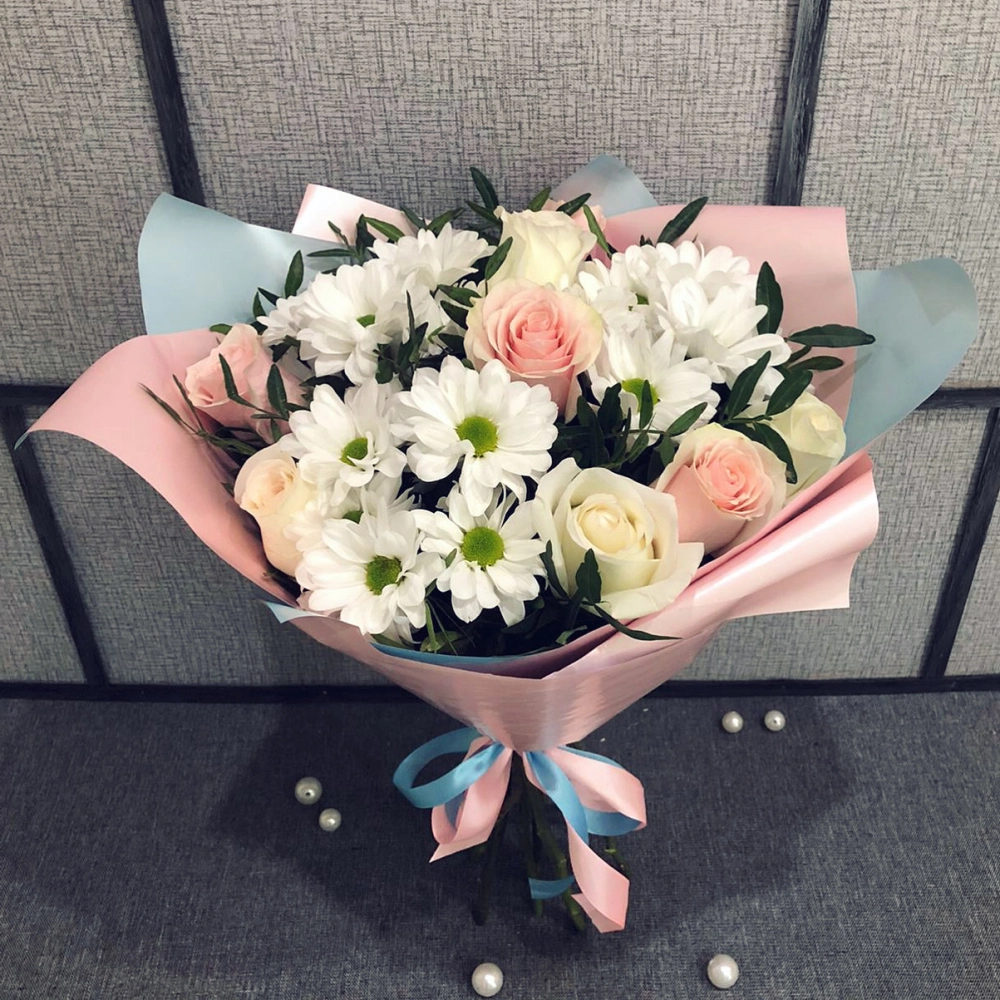 Букет из свежих роз и белых хризантем – гармония нежности и чистоты Барнаул Алтайский край Букет из свежих роз и белых хризантем – гармония нежности и чистоты Барнаул Алтайский край