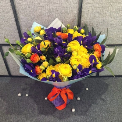 Роскошный букет из синих ирисов и кустовых роз с зеленью – гармония контрастов Барнаул Алтайский край Роскошный букет из синих ирисов и кустовых роз с зеленью – гармония контрастов Барнаул Алтайский край