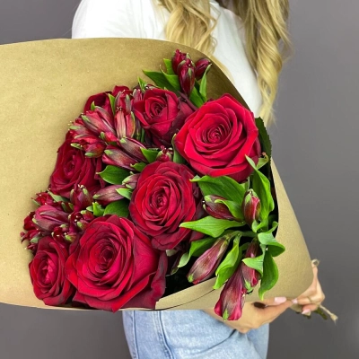 Букет «Страсть» – гармония красных роз и нежных альстромерий Барнаул Алтайский край Букет «Страсть» – гармония красных роз и нежных альстромерий Барнаул Алтайский край