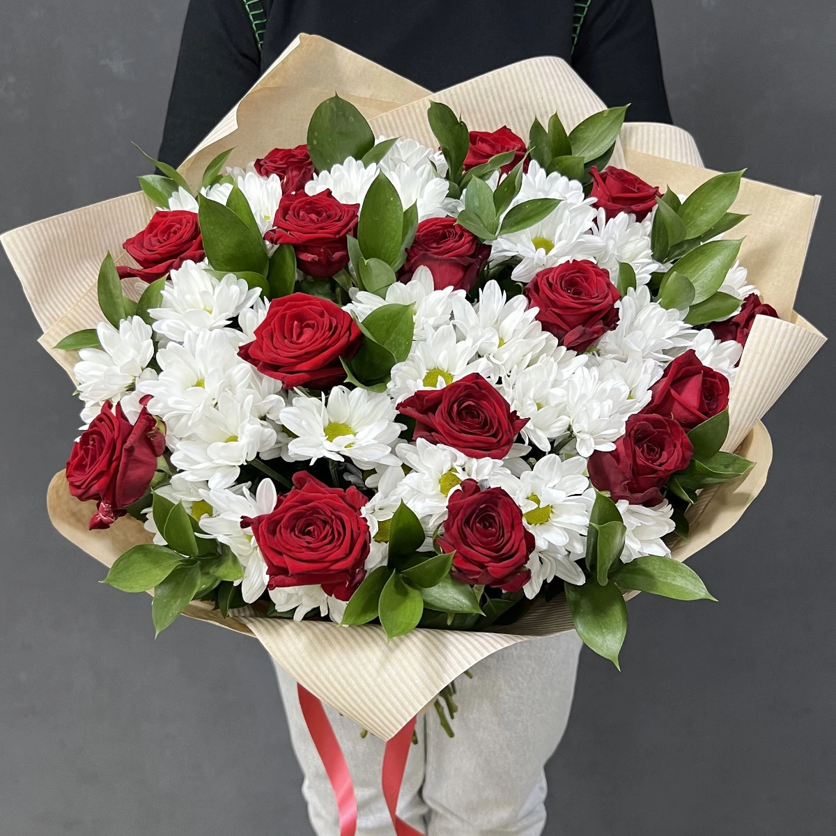 Букет «Романтика» — гармония красных роз и белоснежных хризантем Барнаул Алтайский край Букет «Романтика» — гармония красных роз и белоснежных хризантем Барнаул Алтайский край