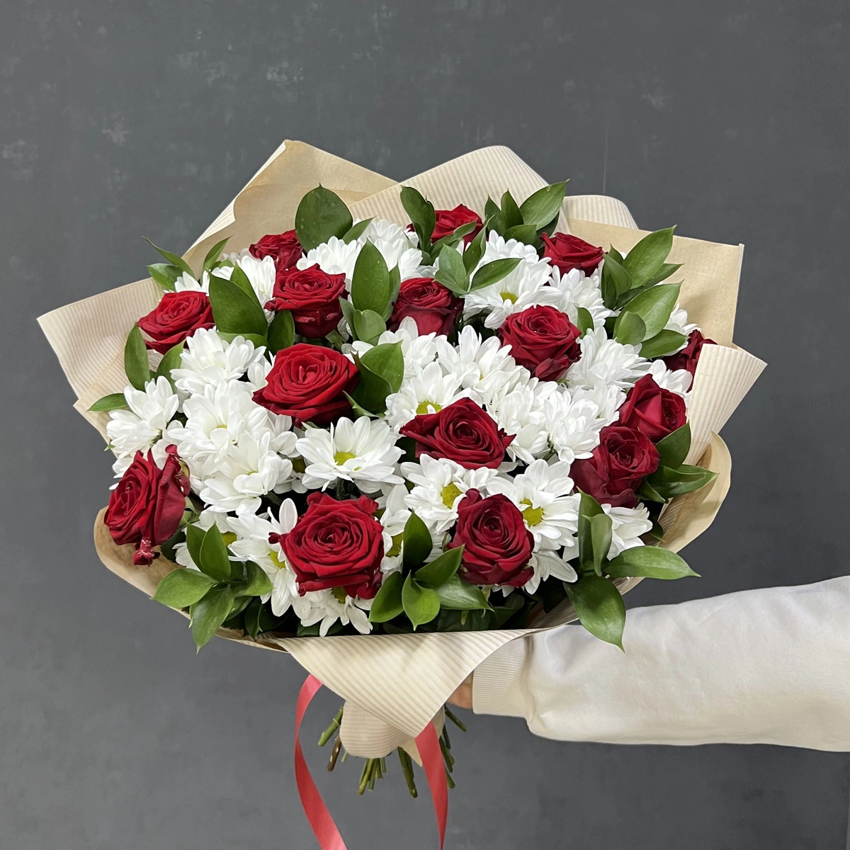 Букет «Романтика» — гармония красных роз и белоснежных хризантем Барнаул Алтайский край Букет «Романтика» — гармония красных роз и белоснежных хризантем Барнаул Алтайский край