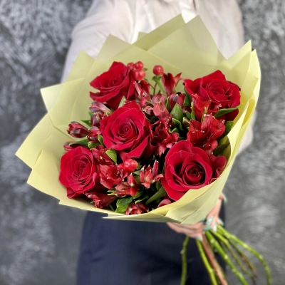 Букет «Бордо» – сочетание красных эквадорских роз и благородных альстромерий Барнаул Алтайский край Букет «Бордо» – сочетание красных эквадорских роз и благородных альстромерий Барнаул Алтайский край