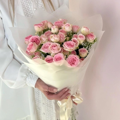 Букет «Нежный аромат» – пышные розовые кустовые розы в элегантной упаковке Барнаул Алтайский край