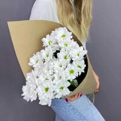 Букет из 5 белых хризантем в крафте – лаконичная элегантность Барнаул Алтайский край