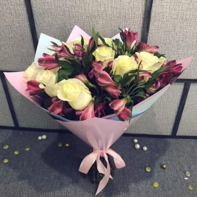 Нежный букет из белых роз и розовых альстромерий – гармония чистоты и нежности Барнаул Алтайский край Нежный букет из белых роз и розовых альстромерий – гармония чистоты и нежности Барнаул Алтайский край