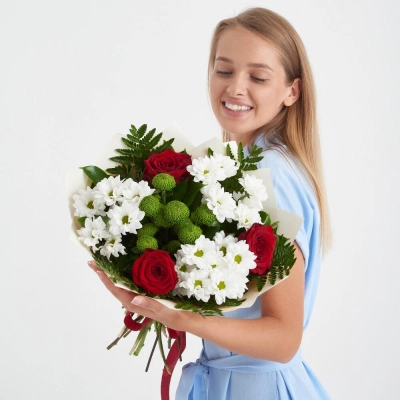 Букет «Настроение» – гармония красных эквадорских роз и нежных хризантем Барнаул Алтайский край Букет «Настроение» – гармония красных эквадорских роз и нежных хризантем Барнаул Алтайский край