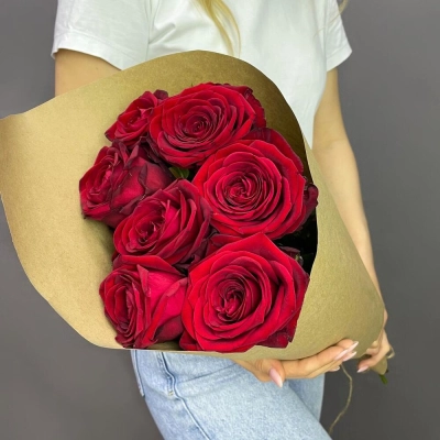 Букет из 7 красных роз в крафте – страсть в стильной упаковке Барнаул Алтайский край