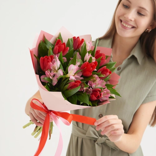 Букет «Первый поцелуй» красных тюльпанов и розовых альстромерий Барнаул Алтайский край Букет «Первый поцелуй» красных тюльпанов и розовых альстромерий Барнаул Алтайский край