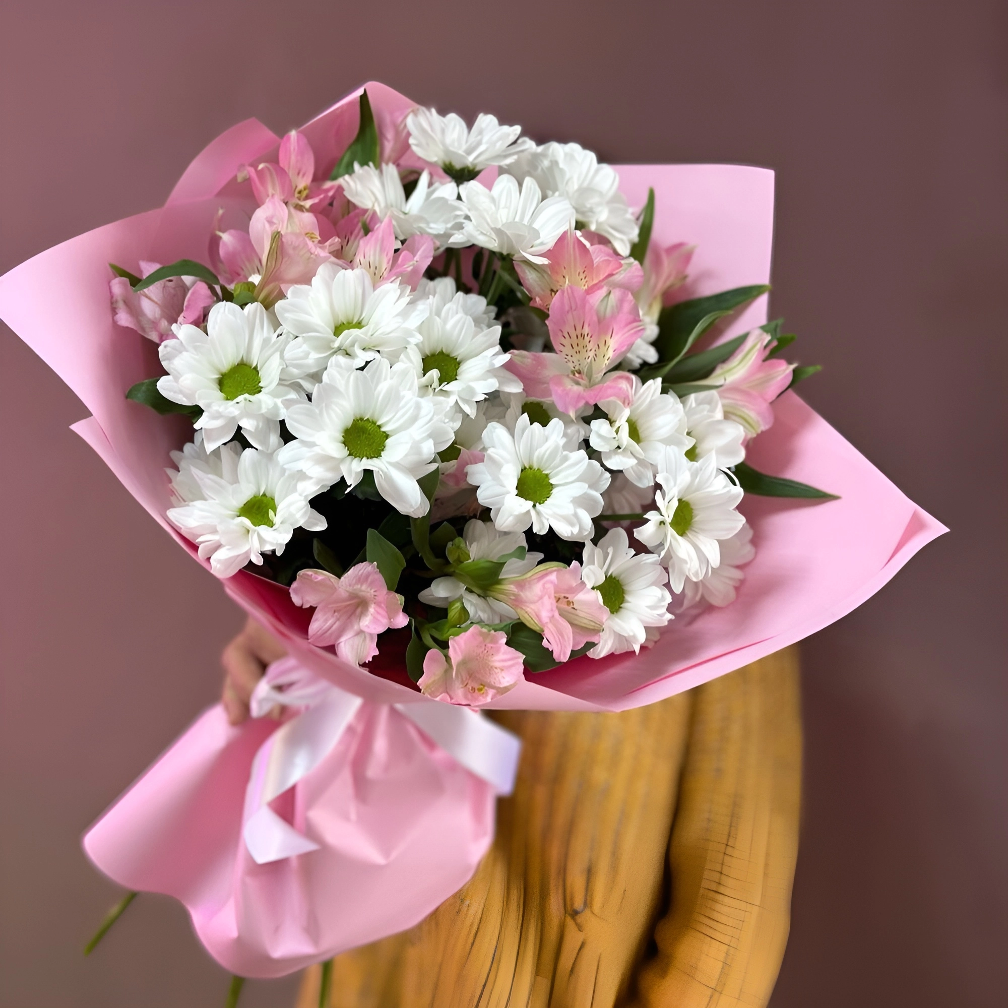 Букет «Поцелуй бабочки» нежность белых хризантем и розовых альстромерий Барнаул Алтайский край Букет «Поцелуй бабочки» нежность белых хризантем и розовых альстромерий Барнаул Алтайский край