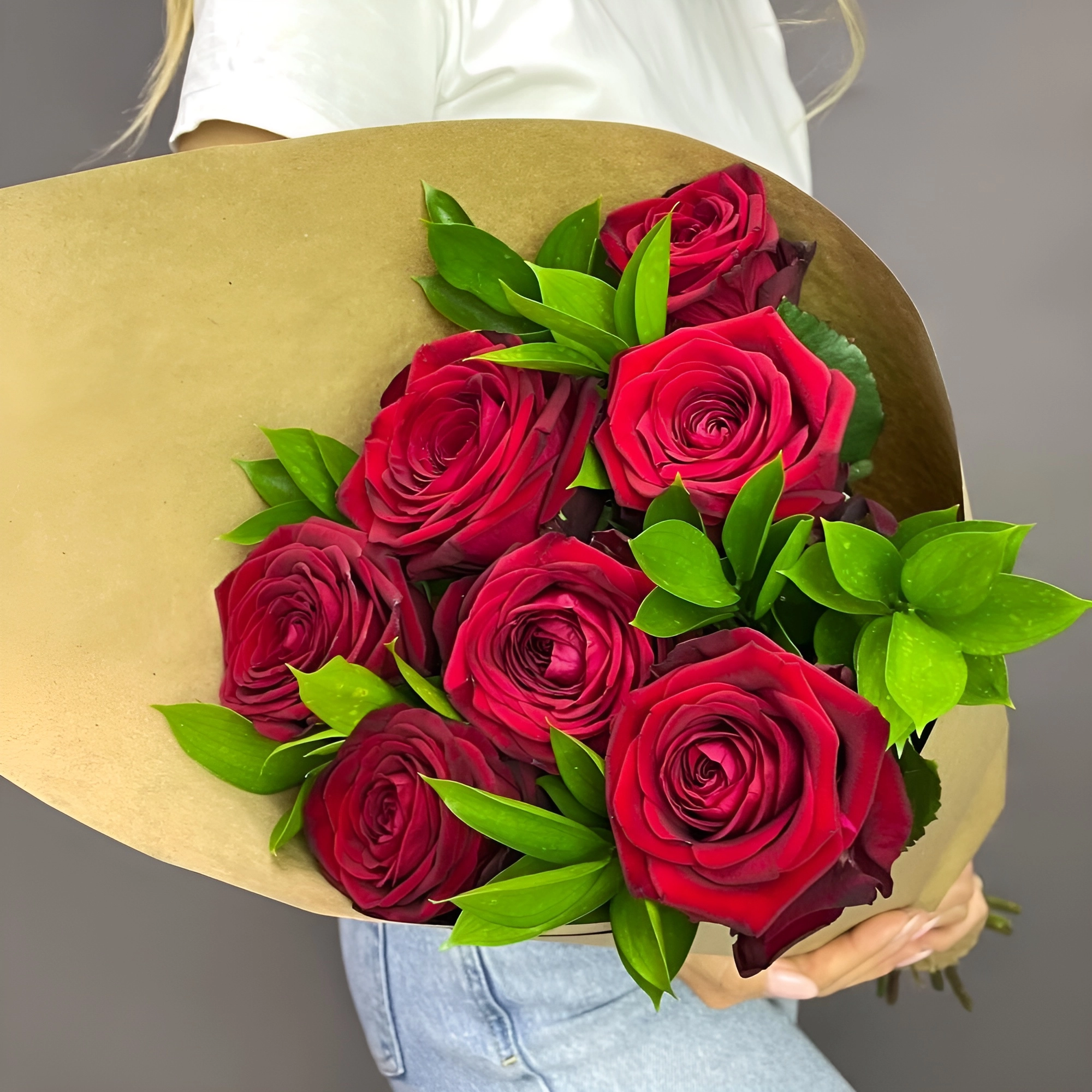 Букет из красных роз с рускусом в крафтовой упаковке – классика с изюминкой Барнаул Алтайский край Букет из красных роз с рускусом в крафтовой упаковке – классика с изюминкой Барнаул Алтайский край