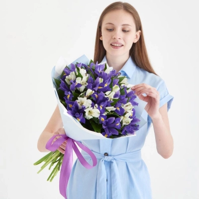 Букет «Вечернее дыхание»  – загадочная гармония синих ирисов и белых альстромерий Барнаул Алтайский край Букет «Вечернее дыхание»  – загадочная гармония синих ирисов и белых альстромерий Барнаул Алтайский край