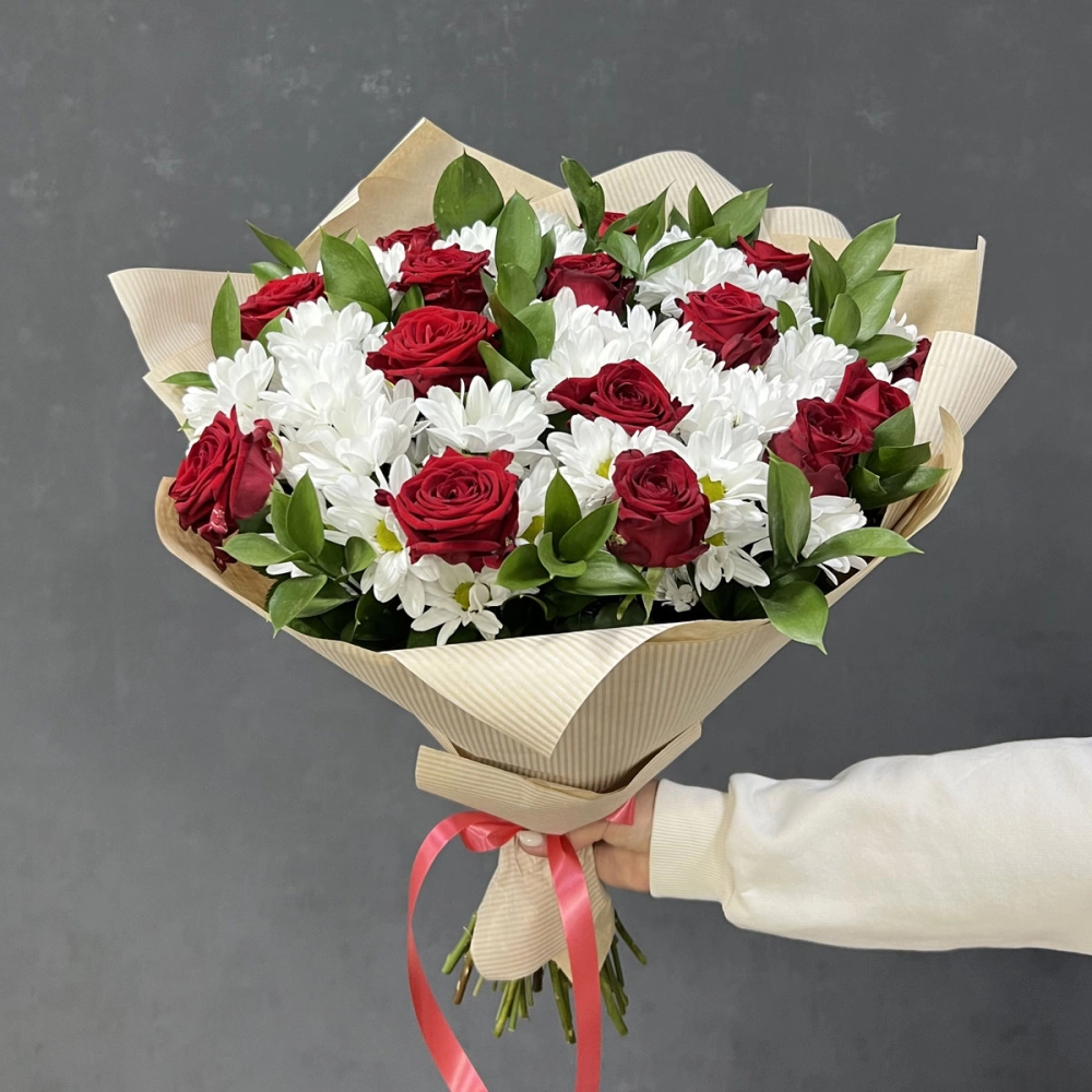 Букет «Романтика» — гармония красных роз и белоснежных хризантем Барнаул Алтайский край Букет «Романтика» — гармония красных роз и белоснежных хризантем Барнаул Алтайский край