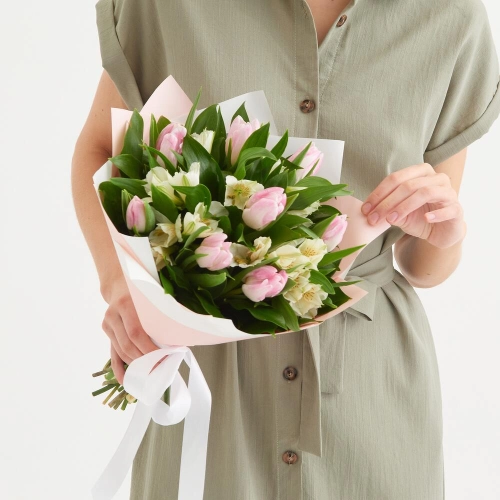 Букет «Первое свидание» розовых тюльпанов и белых альстромерий Барнаул Алтайский край Букет «Первое свидание» розовых тюльпанов и белых альстромерий Барнаул Алтайский край