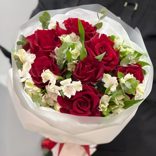 Букет «Любимой» – 7 эквадорских роз и белых альстромерий Барнаул Алтайский край Букет «Любимой» – 7 эквадорских роз и белых альстромерий Барнаул Алтайский край