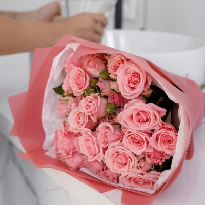 Букет из 9 розовых кустовых роз – нежность в каждом лепестке Барнаул Алтайский край Букет из 9 розовых кустовых роз – нежность в каждом лепестке Барнаул Алтайский край