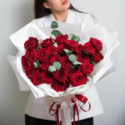Роскошный букет из 25 красных роз с эвкалиптом – королевский подарок  Барнаул Алтайский край