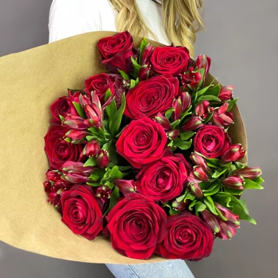 Букет «Стрелиция» – гармония из красных роз и белых альстромерий  Барнаул Алтайский край Букет «Стрелиция» – гармония из красных роз и белых альстромерий  Барнаул Алтайский край