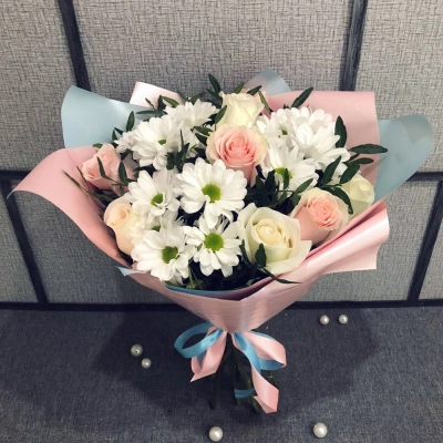 Букет из свежих роз и белых хризантем – гармония нежности и чистоты Барнаул Алтайский край Букет из свежих роз и белых хризантем – гармония нежности и чистоты Барнаул Алтайский край