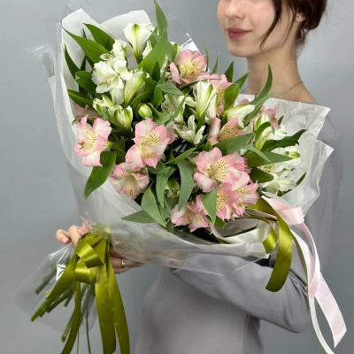 Букет «Нежность» – трогательное сочетание белых и розовых альстромерий Барнаул Алтайский край Букет «Нежность» – трогательное сочетание белых и розовых альстромерий Барнаул Алтайский край