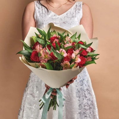 Букет «Нежность слов» — гармония красных роз и нежных альстромерий Барнаул Алтайский край Букет «Нежность слов» — гармония красных роз и нежных альстромерий Барнаул Алтайский край