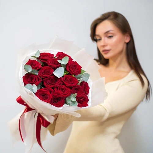 Элегантный букет из 15 красных роз с эвкалиптом – символ страсти и нежности Барнаул Алтайский край Элегантный букет из 15 красных роз с эвкалиптом – символ страсти и нежности Барнаул Алтайский край