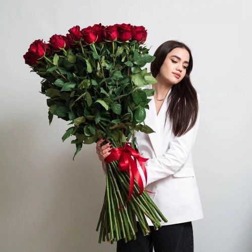 Роскошный букет из 51 красной розы – воплощение безграничной любви Барнаул Алтайский край
