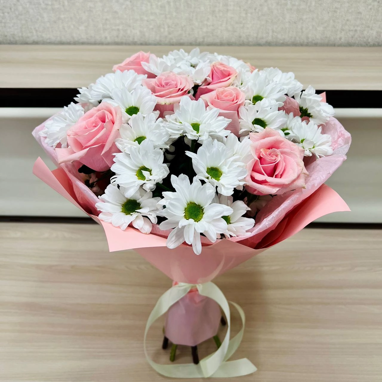 Букет «Ягодное Рафаэлло» – нежность розовых роз и белых хризантем Барнаул Алтайский край Букет «Ягодное Рафаэлло» – нежность розовых роз и белых хризантем Барнаул Алтайский край