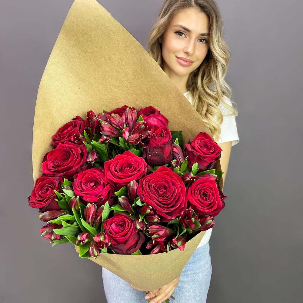 Букет «Стрелиция» – гармония из красных роз и белых альстромерий  Барнаул Алтайский край