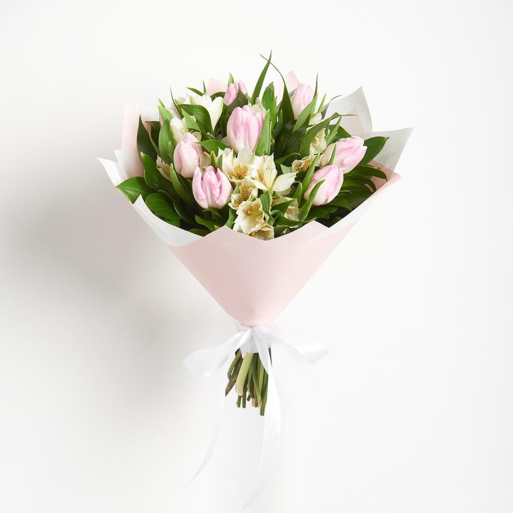 Букет «Первое свидание» розовых тюльпанов и белых альстромерий Барнаул Алтайский край