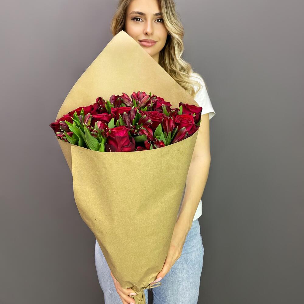 Букет «Стрелиция» – гармония из красных роз и белых альстромерий  Барнаул Алтайский край