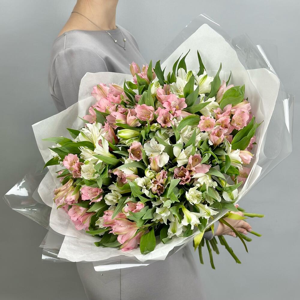 Букет «Гармония» – нежное сочетание белых и розовых альстромерий Барнаул Алтайский край