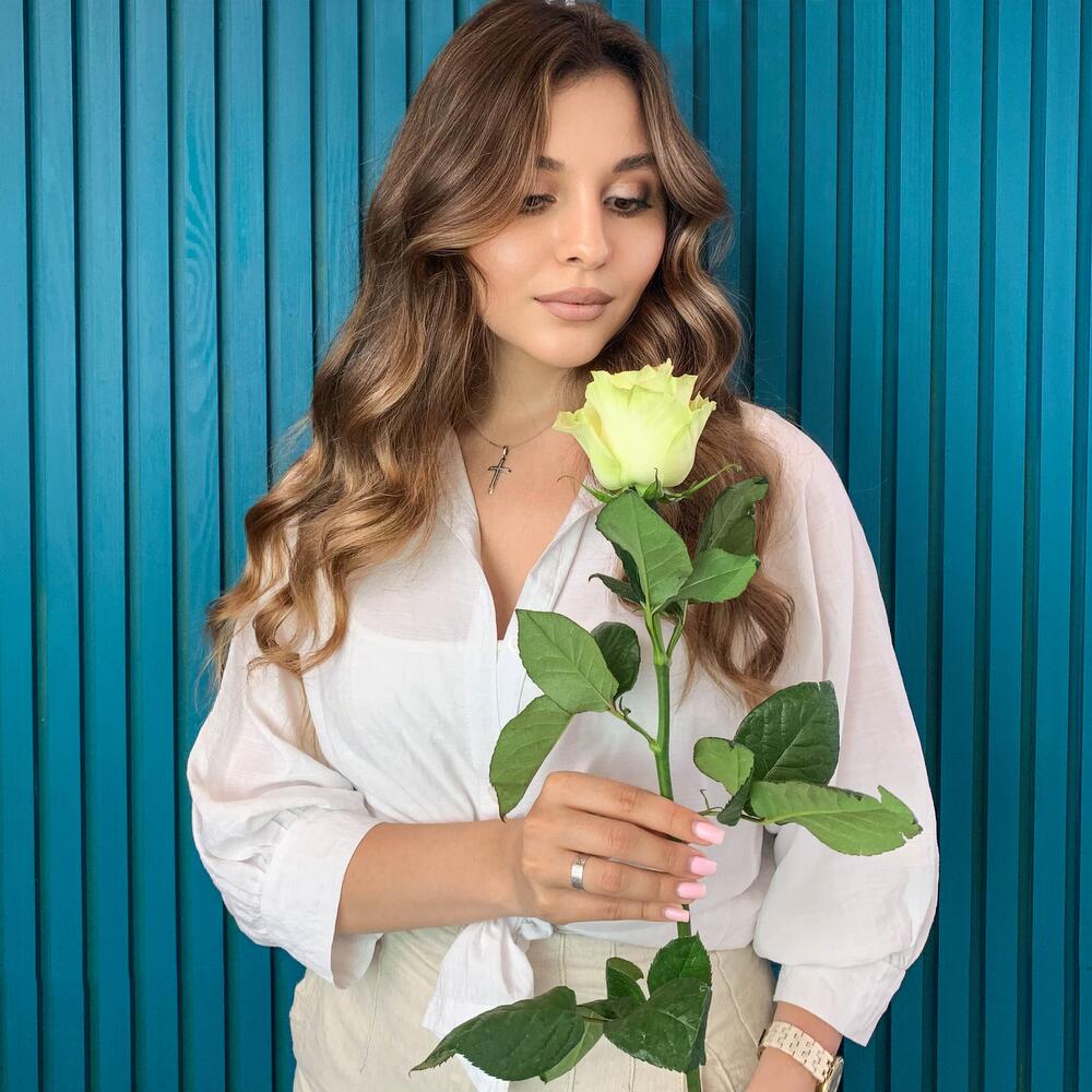 Комплимент из белой эквадорской розы – элегантность в каждом лепестке Барнаул Алтайский край