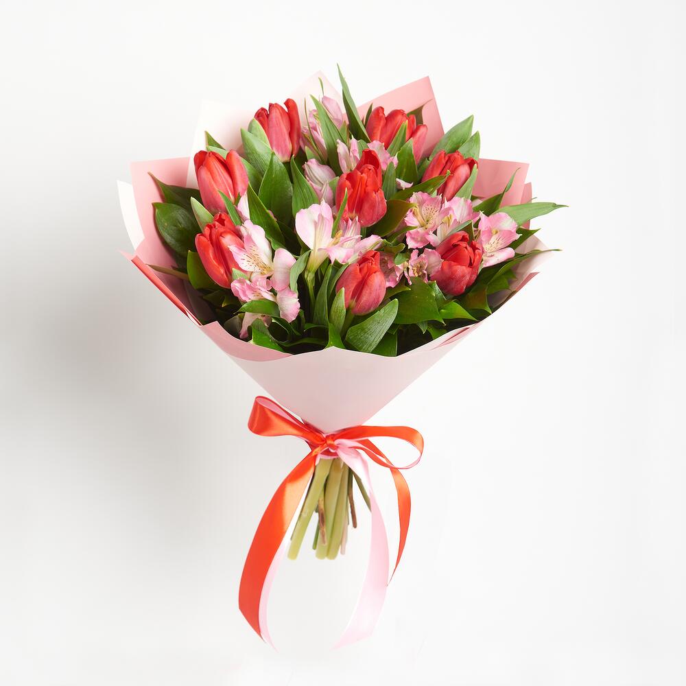 Букет «Первый поцелуй» красных тюльпанов и розовых альстромерий Барнаул Алтайский край
