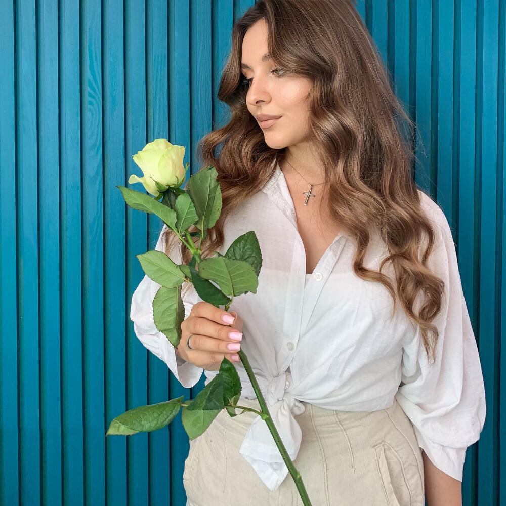 Комплимент из белой эквадорской розы – элегантность в каждом лепестке Барнаул Алтайский край