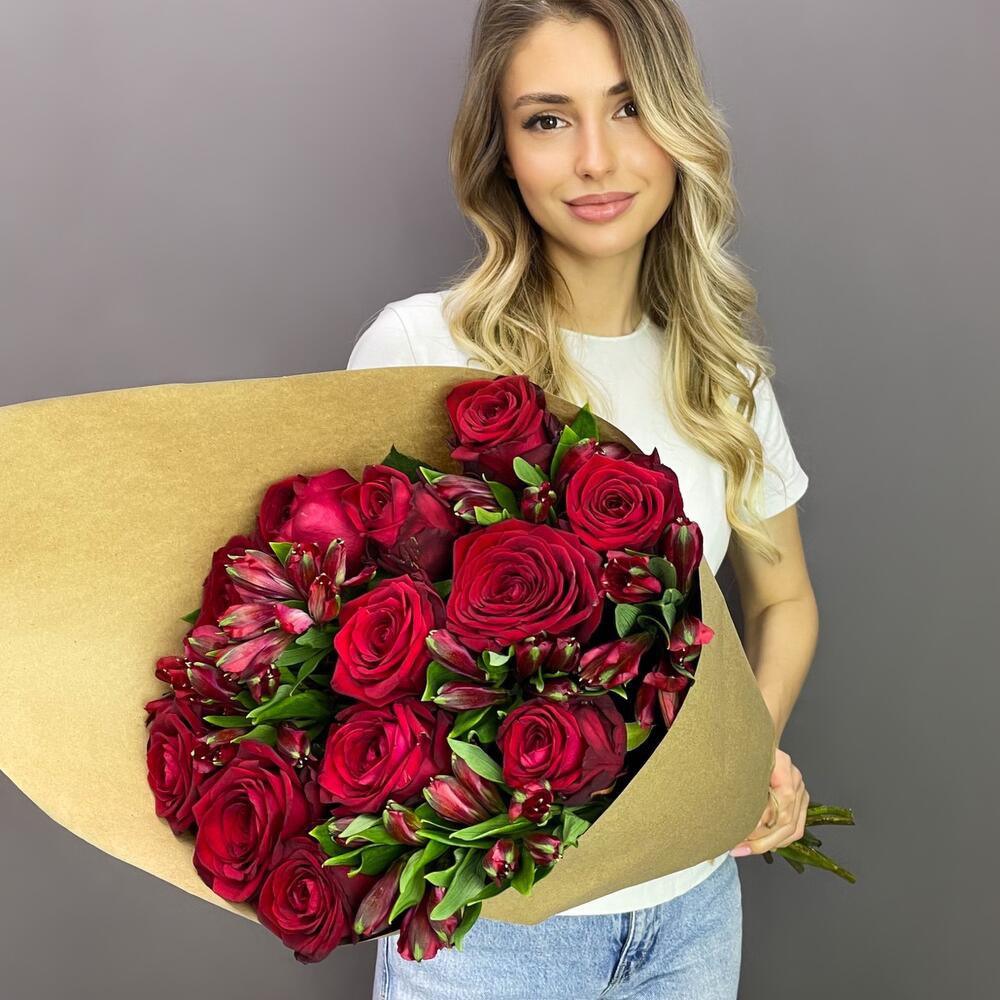 Букет «Стрелиция» – гармония из красных роз и белых альстромерий  Барнаул Алтайский край