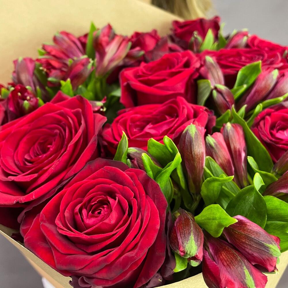 Букет «Стрелиция» – гармония из красных роз и белых альстромерий  Барнаул Алтайский край