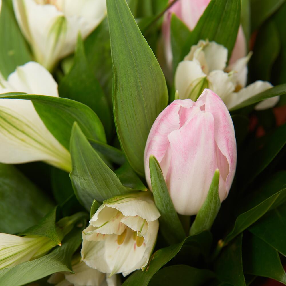 Букет «Первое свидание» розовых тюльпанов и белых альстромерий Барнаул Алтайский край