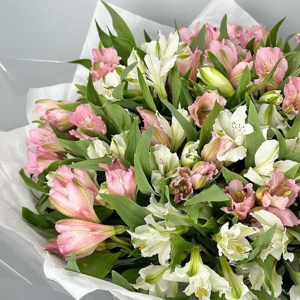 Букет «Гармония» – нежное сочетание белых и розовых альстромерий Барнаул Алтайский край