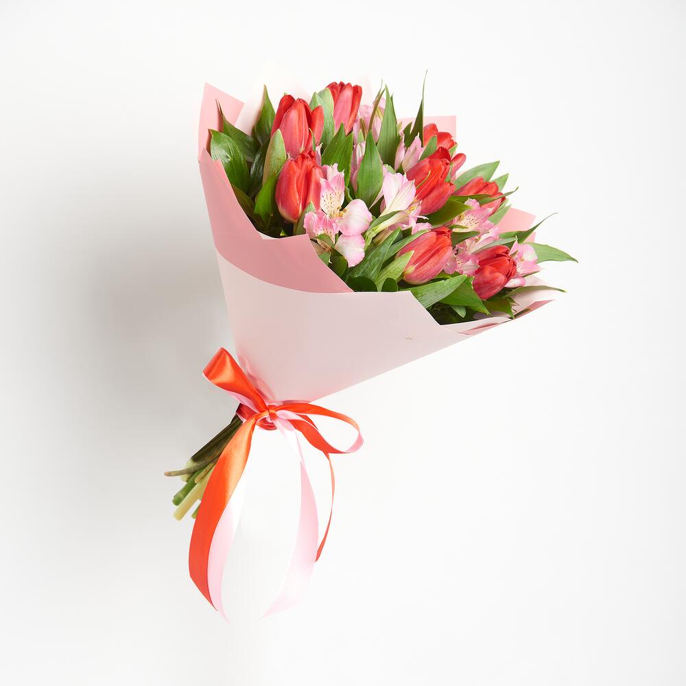 Букет «Первый поцелуй» красных тюльпанов и розовых альстромерий Барнаул Алтайский край