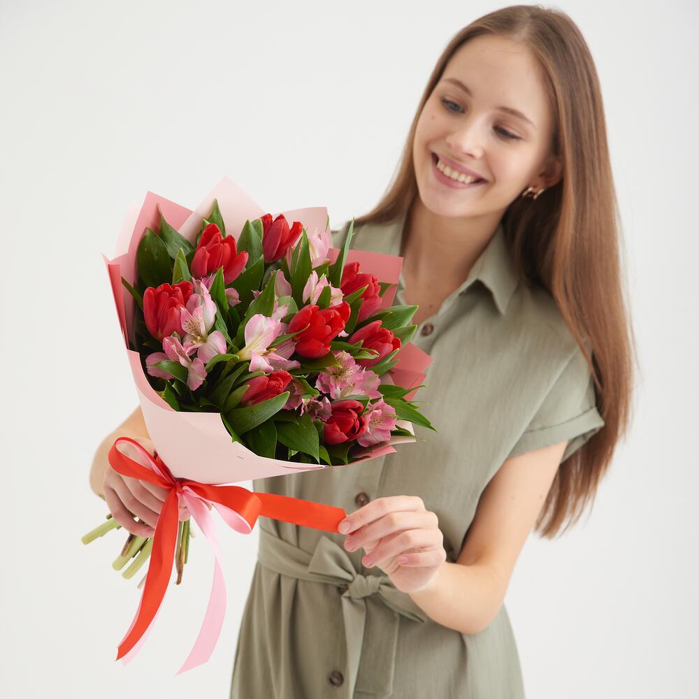 Букет «Первый поцелуй» красных тюльпанов и розовых альстромерий Барнаул Алтайский край