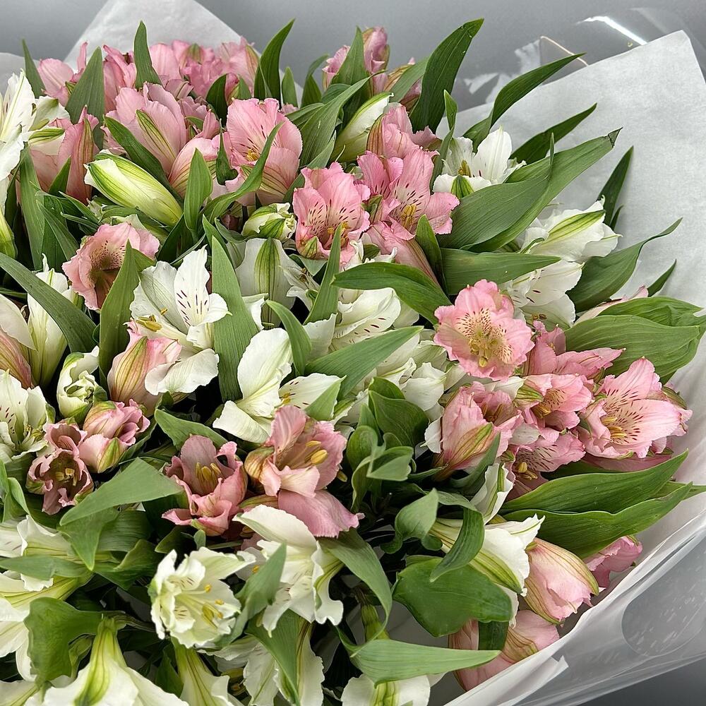 Букет «Гармония» – нежное сочетание белых и розовых альстромерий Барнаул Алтайский край