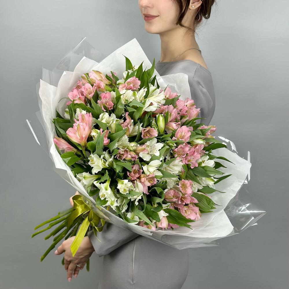 Букет «Гармония» – нежное сочетание белых и розовых альстромерий Барнаул Алтайский край